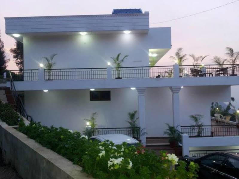 Mount N Mist Hotel Нейнитал Екстериор снимка